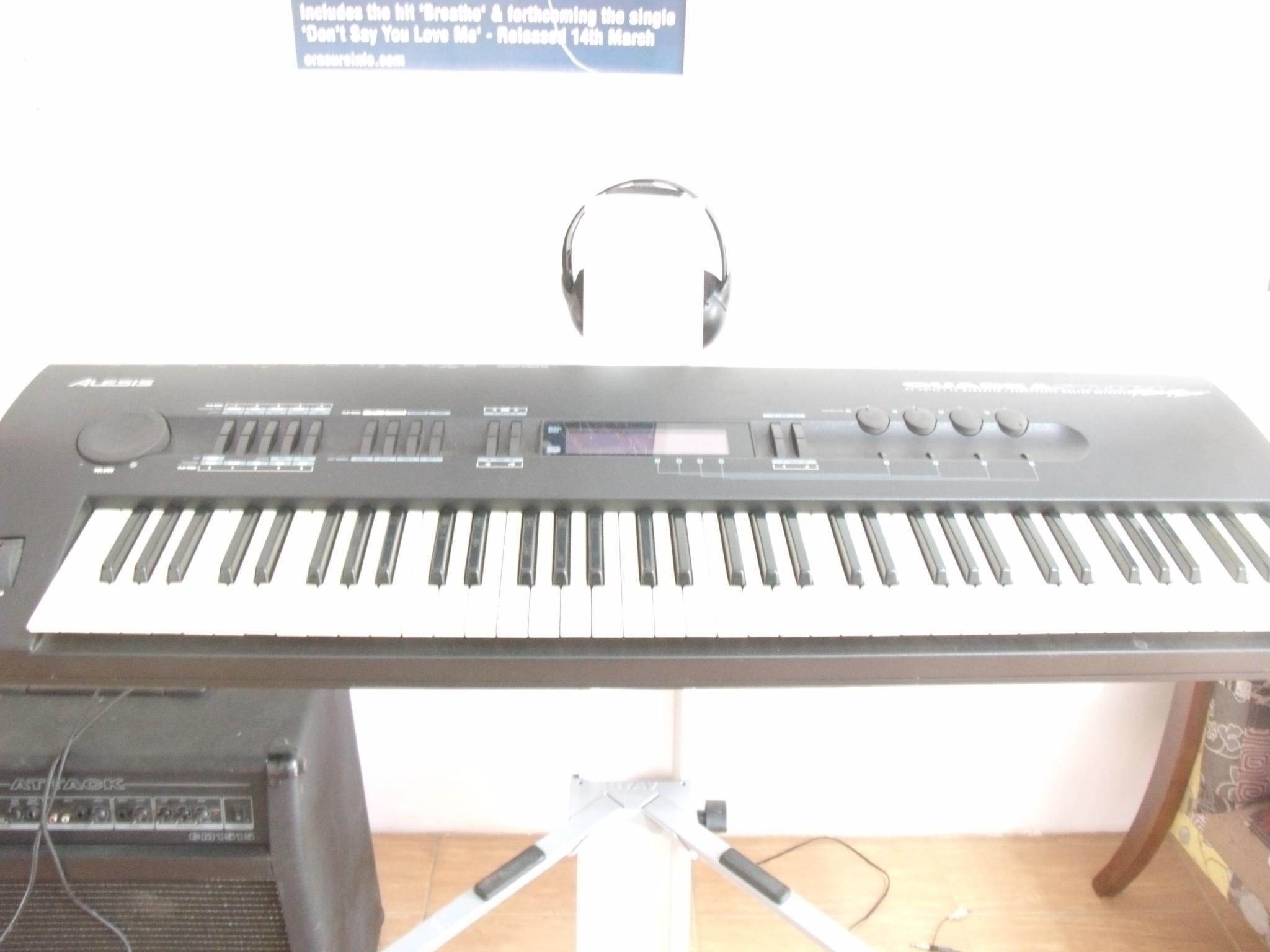 Teclado Alesis Quadrasynth Plus Piano 6 Oitavas